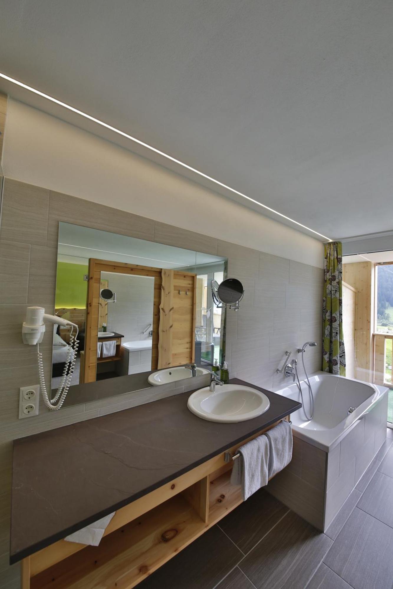 Romantik Resort & Spa Der Laterndl Hof Haldensee Oda fotoğraf