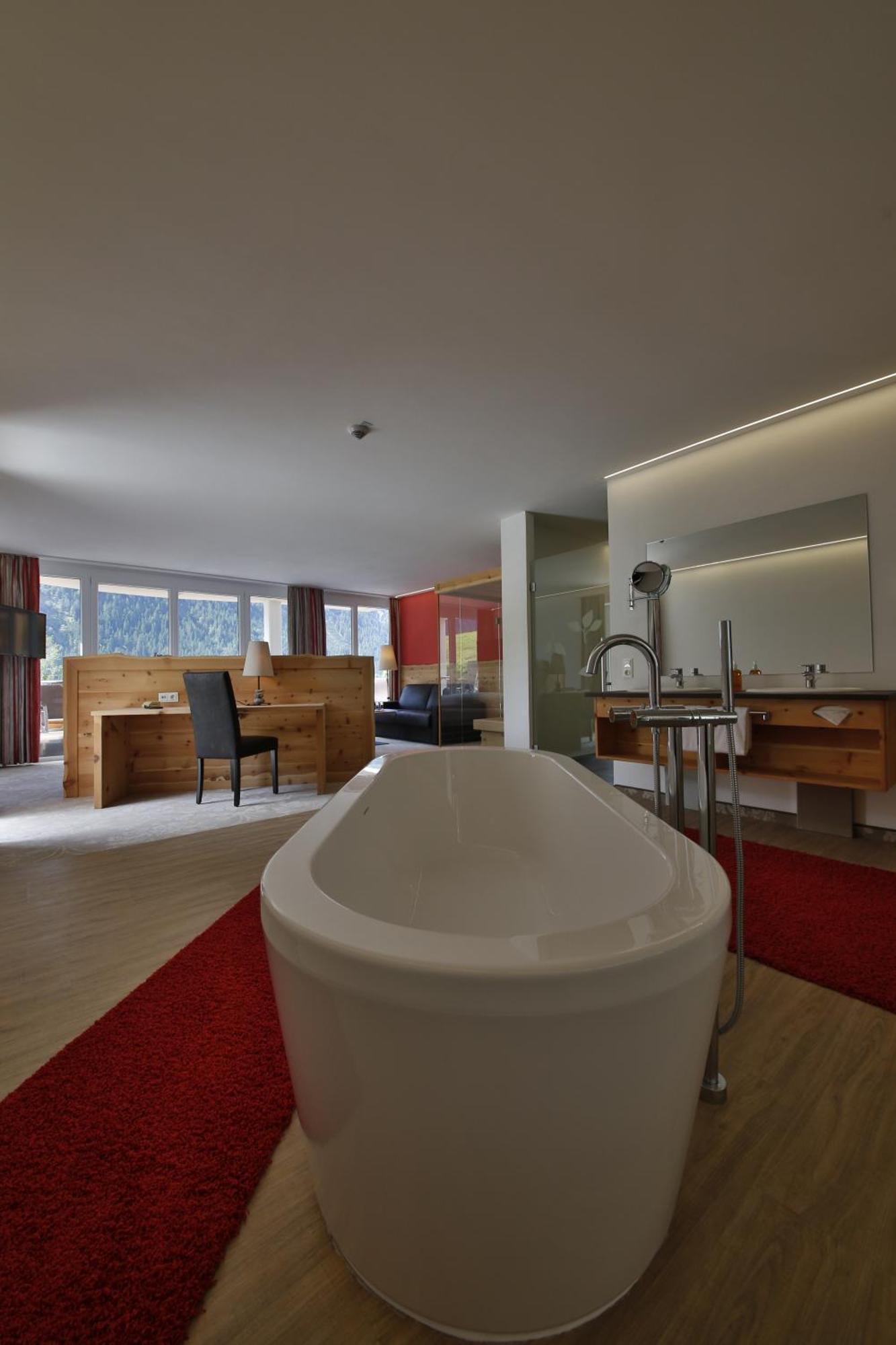 Romantik Resort & Spa Der Laterndl Hof Haldensee Oda fotoğraf