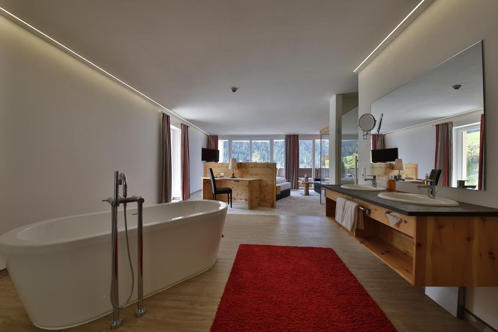 Romantik Resort & Spa Der Laterndl Hof Haldensee Oda fotoğraf