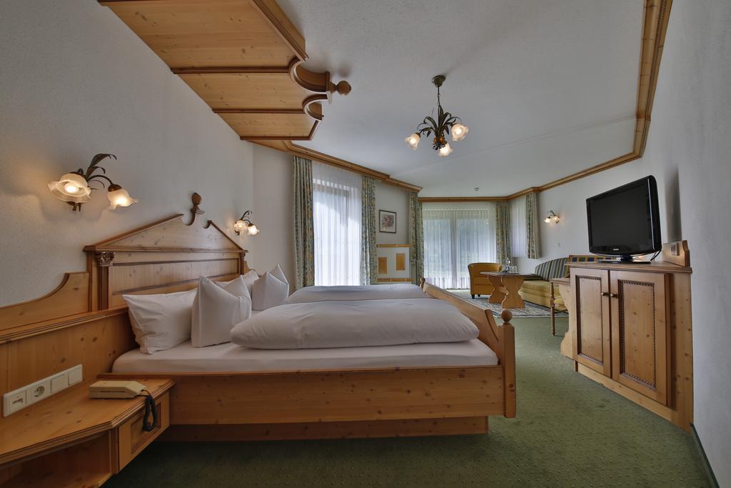 Romantik Resort & Spa Der Laterndl Hof Haldensee Oda fotoğraf
